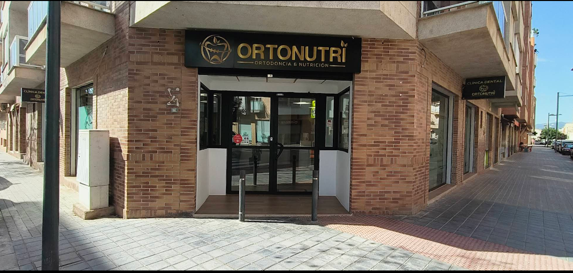 Entrada de la Clínica OrtoNutri en Llíria, Valencia